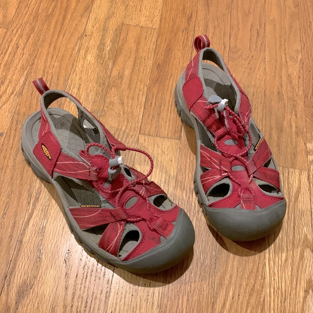 Keen Newport H2 pink sandals sz 7